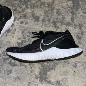 black nike tennis shoes